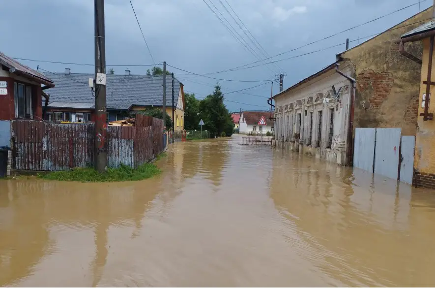 Po intenzívnej búrke v obci Zborov voda zaplavila cesty i rodinné domy