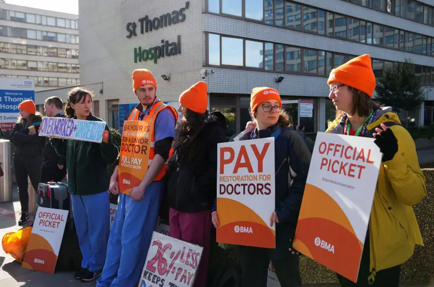 Tisíce anglických lekárov vstúpili do štrajku, chcú vyššie mzdy