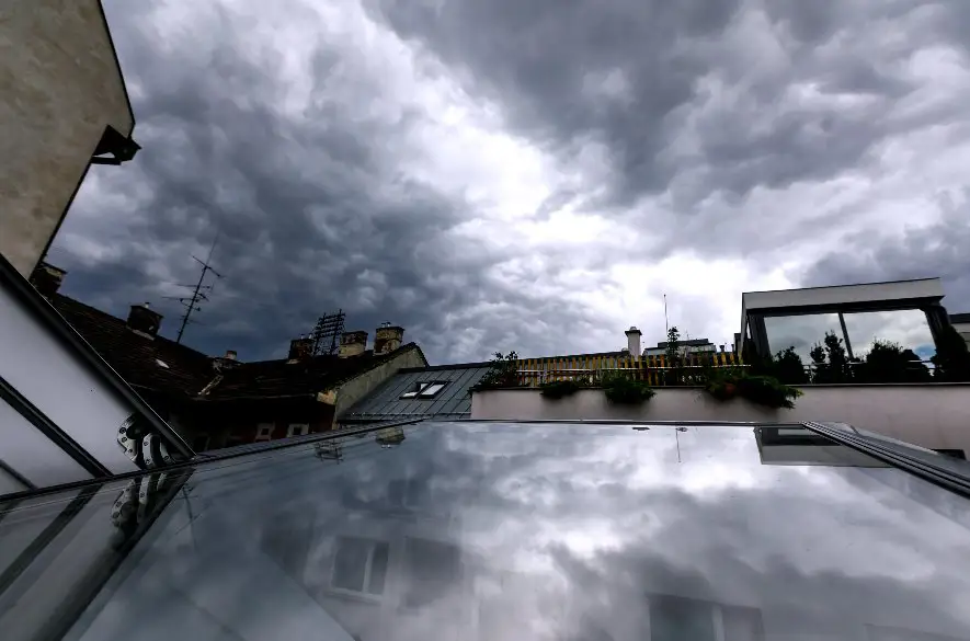 Výstraha pred búrkami v piatok platí pre celé Slovensko