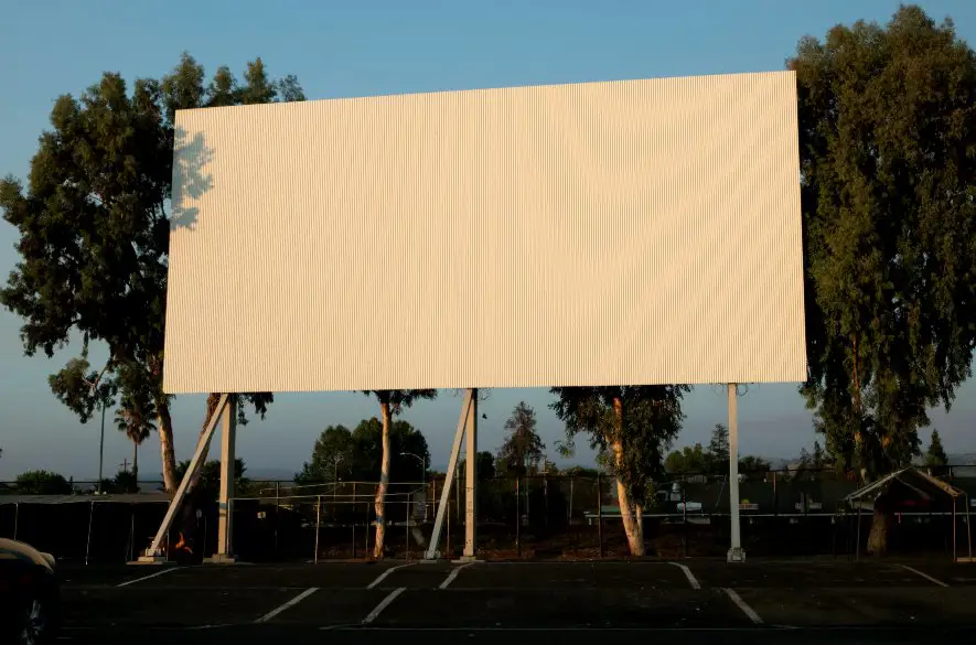 Odstránené bilbordy v Prievidzi postupne nahrádza zeleň