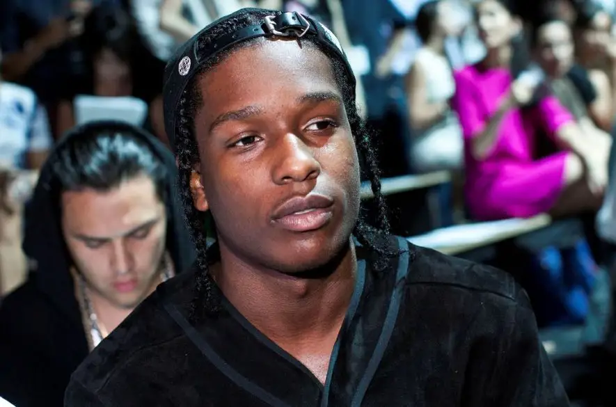 Raper A$AP Rocky naznačuje svadbu s Rihannou v jeho novej skladbe “Riot (Rowdy Pipe’n)”