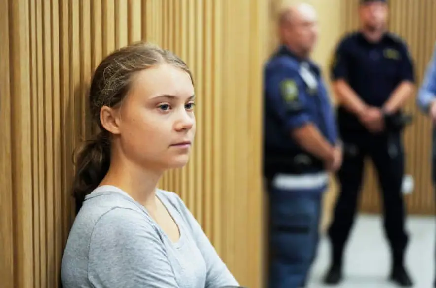 Mladá aktivistka Greta Thunbergová dostala za neuposlúchnutie polície pokutu