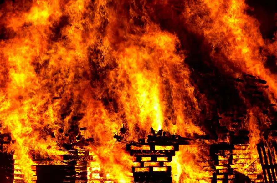 Aj na Korzike už vyčíňajú lesné požiare, vyžiadali si tiež evakuáciu kláštora
