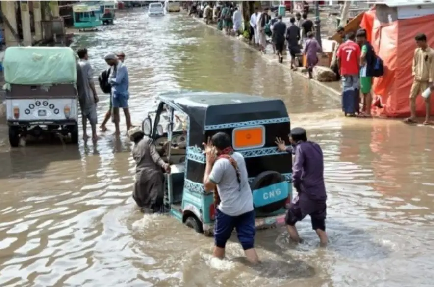 Počet obetí záplav a dažďov V Pakistane prevýšil 150