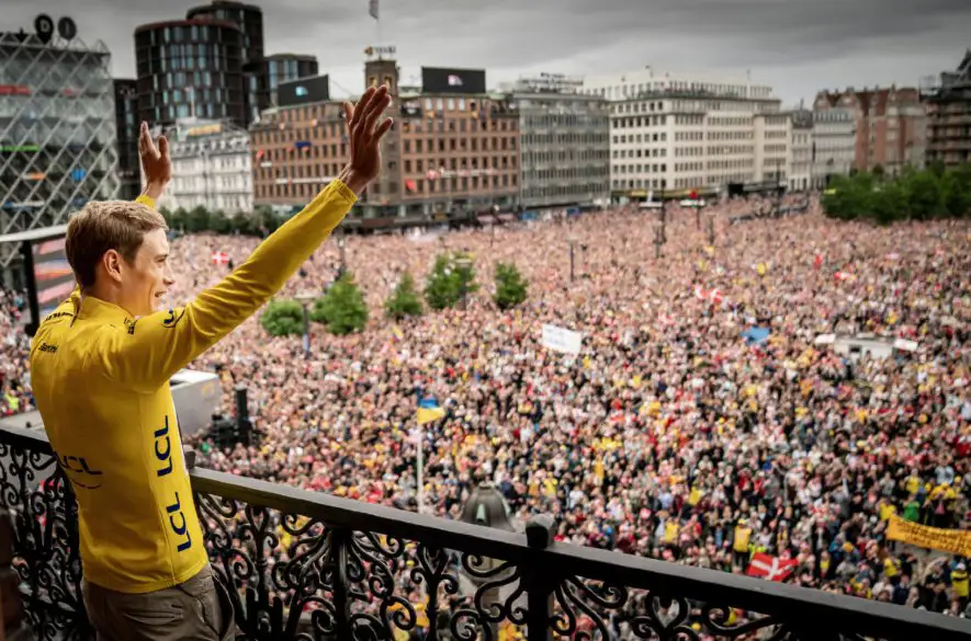 Víťaz tohtoročnej Tour de France Vingegaard si po návrate do Dánska užil veľkolepé oslavy