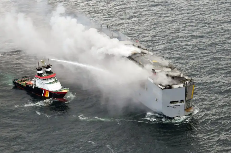 Pri pobreží Holandska stále horí nákladná loď prevážajúca autá