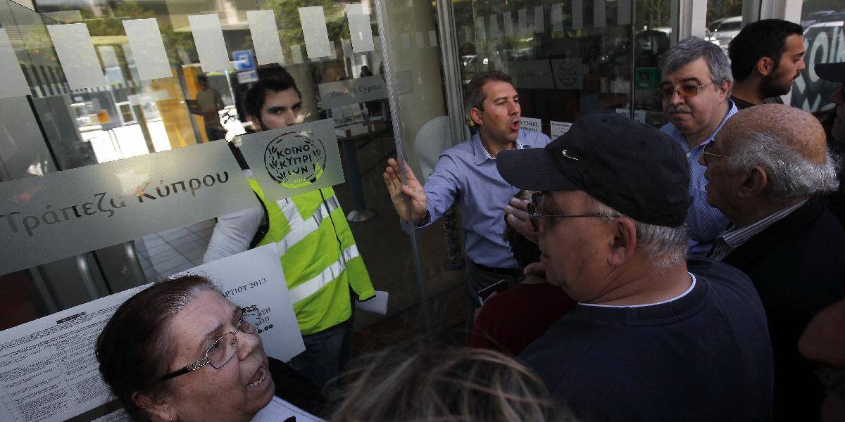 Cyperské banky otvorili pobočky, tvoria sa pred nimi nekonečné rady!