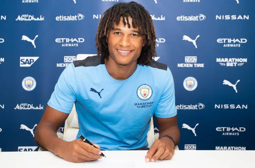 Holandský futbalista Ake predĺžil kontrakt s Manchestrom City do roku 2027