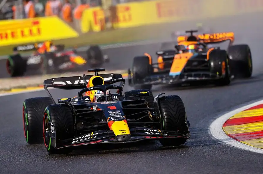 F1: Verstappen zvíťazil po štarte zo 6. miesta: "Kľúčová bola prvá zákruta"