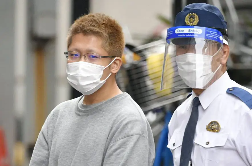 Muž, ktorý v maske Jokera útočil vo vlaku idúcom do japonského mesta Čófu, dostal 23 rokov