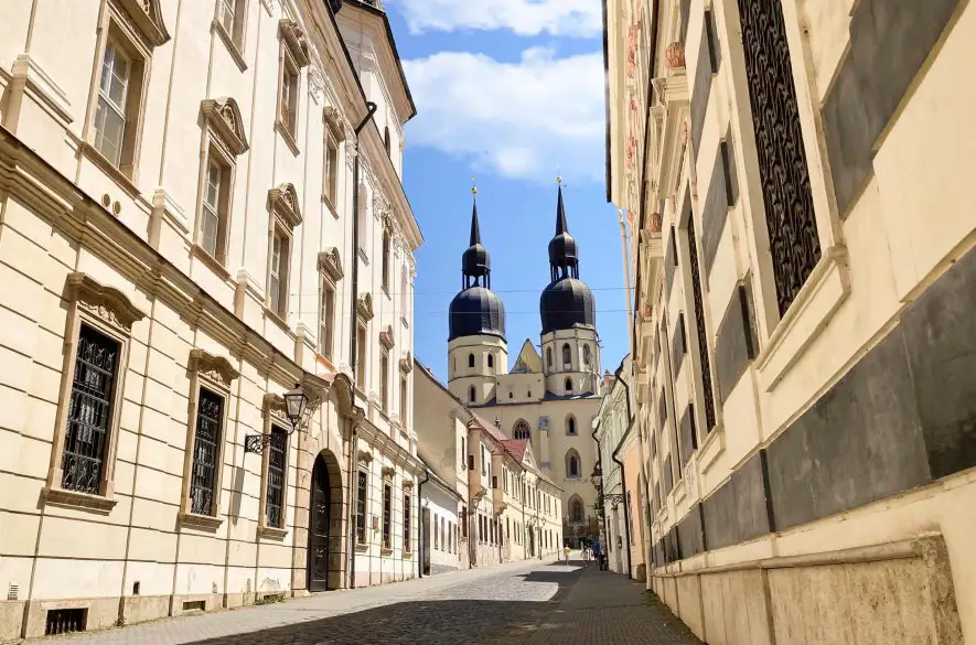V Trnave slúži bývalá márnica za bazilikou aj bez cintorína