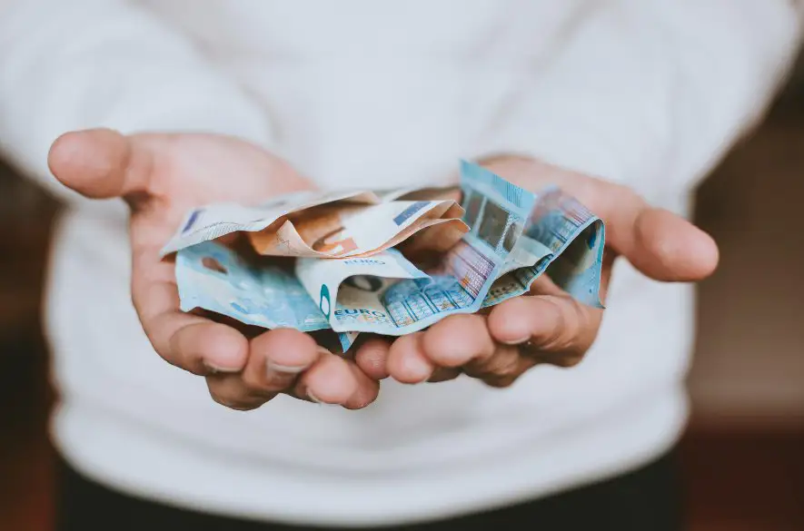 Mladí ľudia by si mali sporiť už od prvej výplaty