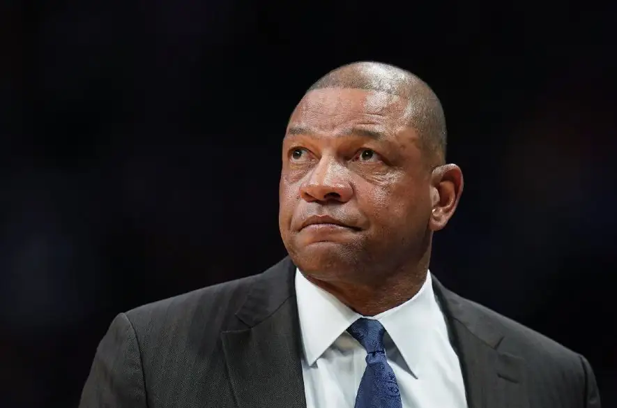 Bývalý tréner Philadelphie Doc Rivers bude komentovať zápasy na stanici ESPN