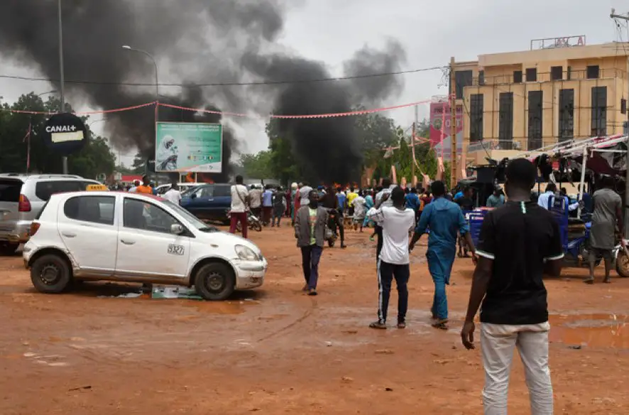Francúzsko pripravuje evakuáciu svojich občanov z Nigeru