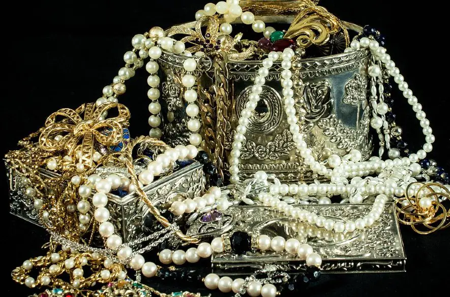 Ozbrojení zlodeji lúpili v luxusnom parížskom obchode, odkiaľ ušli s korisťou za 15 mil. eur