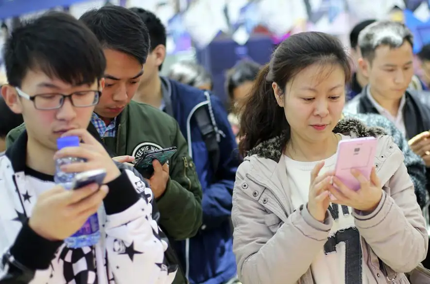 Čína bude obmedzovať deťom a tínedžerom prístup k internetu