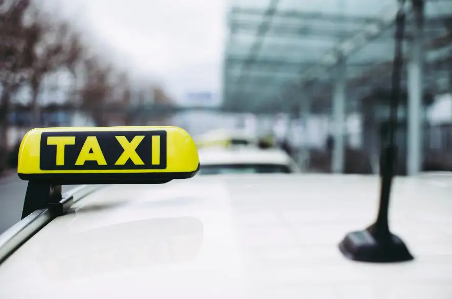 Ako zistiť, či bolo vozidlo používané ako taxík: tieto značky a farby môžu byť indíciou