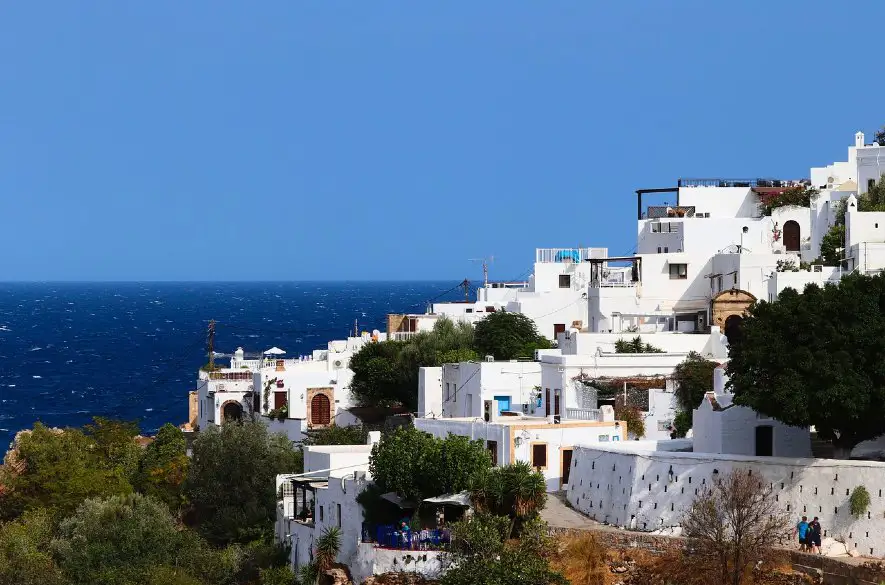 Grécko ponúklo evakuovaným turistom z Rodosu týždeň dovolenky na ostrove zdarma