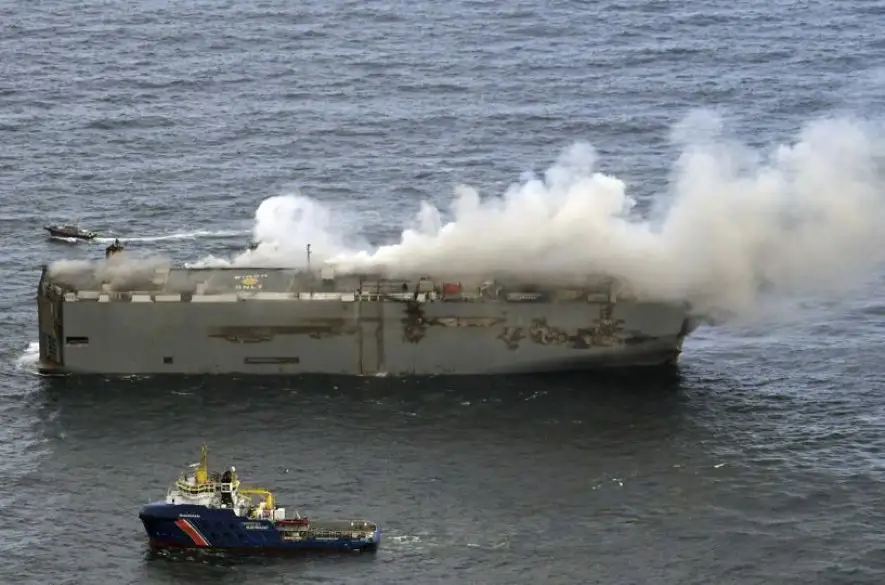 Poškodenú holandskú nákladnú loď odtiahnu do prístavu Eemshaven