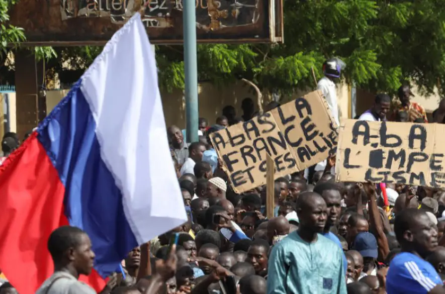 V hlavnom meste Nigeru Niamey sa zišli stovky ľudí, niektorí s ruskými vlajkami v rukách