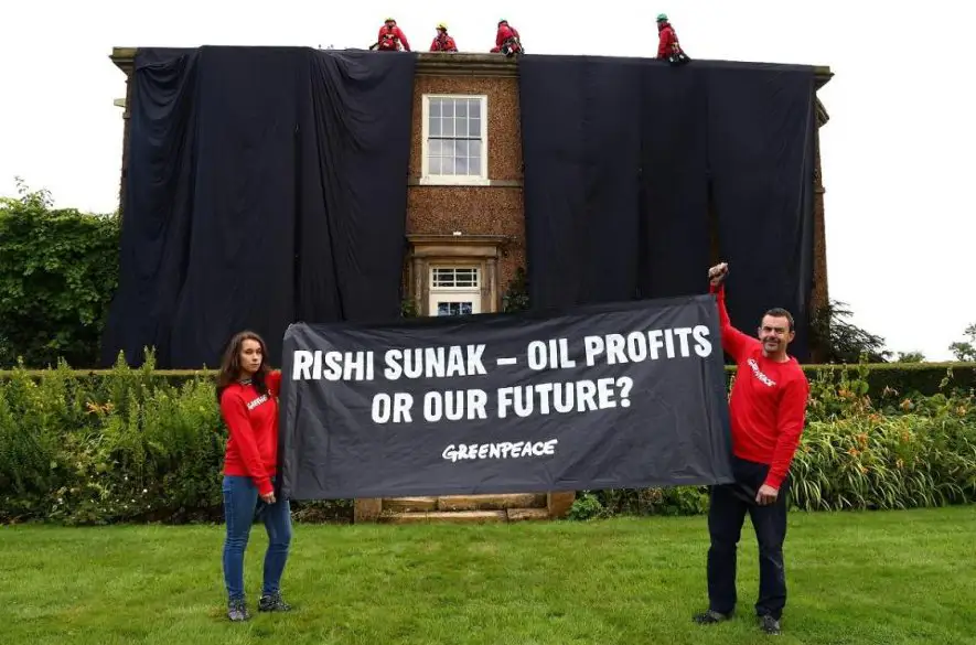 Environmentálni aktivisti v Británii pokryli dom premiéra Sunaka čiernou látkou
