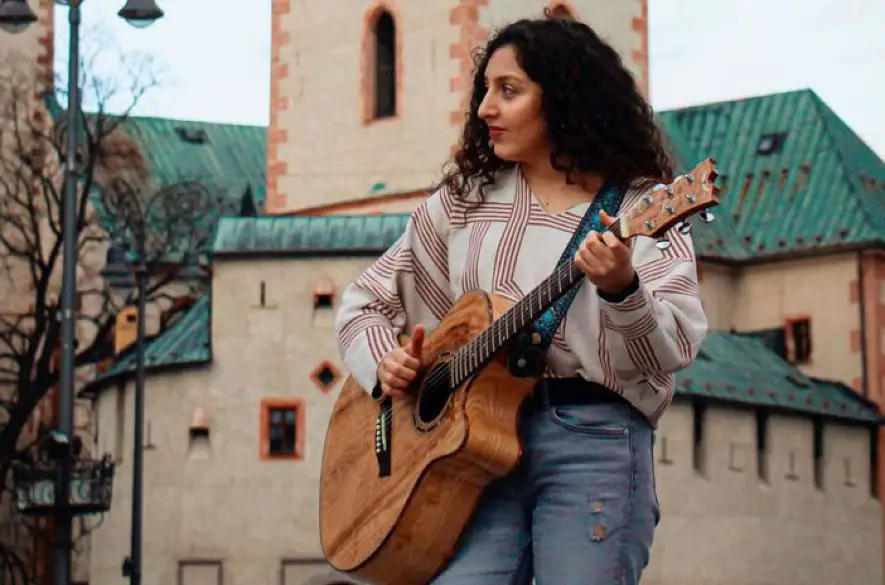 Speváčka Lara Abou Hamdan inšpiruje vzostupmi a pádmi  v debutovej skladbe BUMPY ROADS!