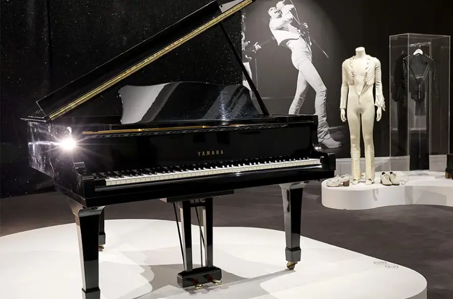 Klavír Freddieho Mercuryho bol na londýnskej aukcii odhalený ako hlavné lákadlo
