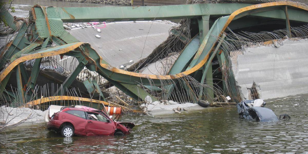 Dažde zapríčinili pád mosta, zomreli dvaja vodiči