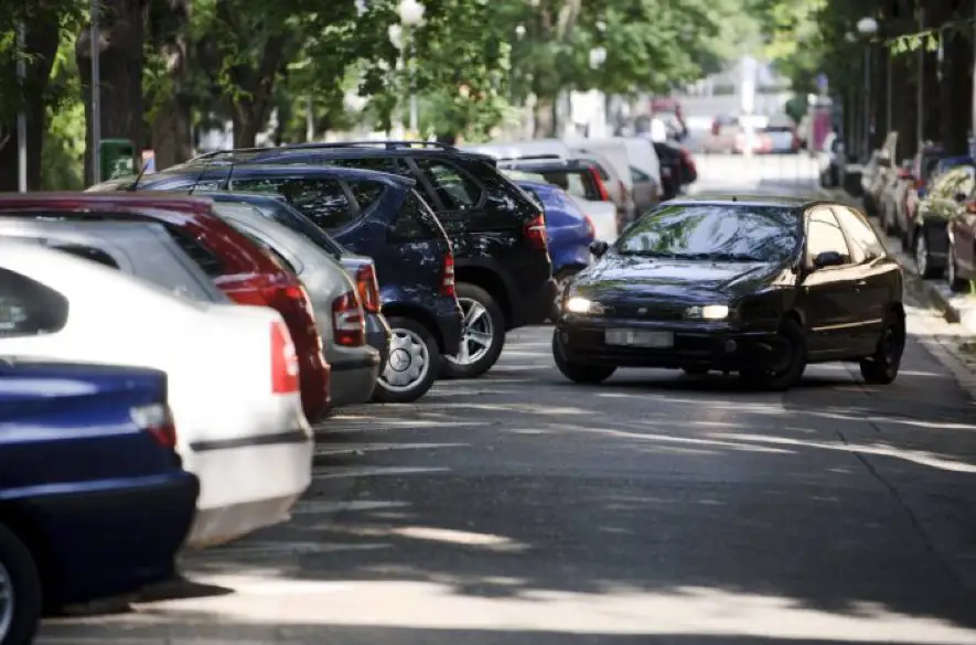 Od 1. októbra nadobudne platnosť celoplošný zákaz parkovania vozidiel na chodníkoch. Podľa prieskumu štvrtina majiteľov domov nevie, kde bude parkovať