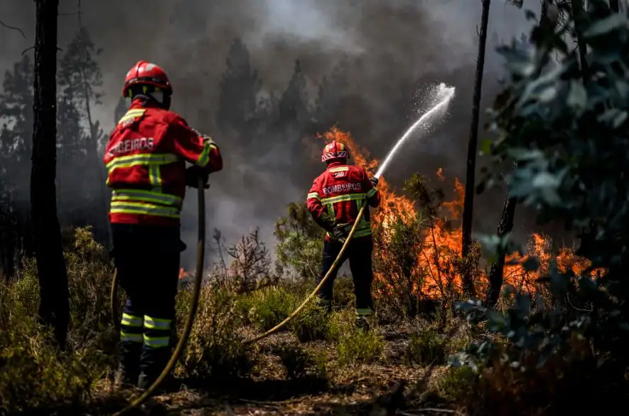 Na juhu Portugalska naďalej zúri lesný požiar, úrady evakuovali asi 1400 ľudí