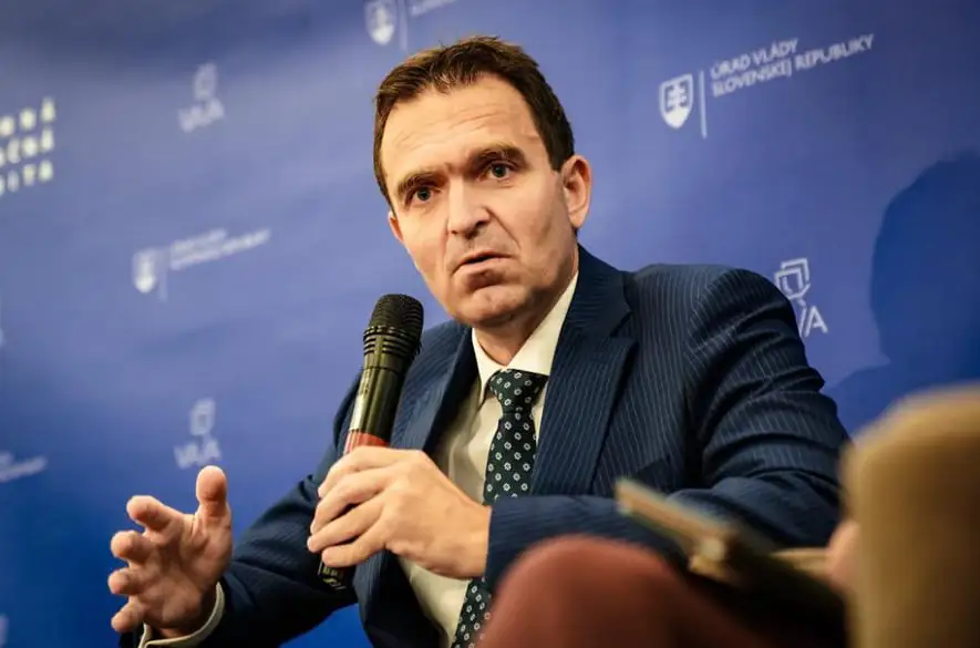 Suma základnej zložky mzdy profesionálneho rodiča sa zvýši na 1034 eur