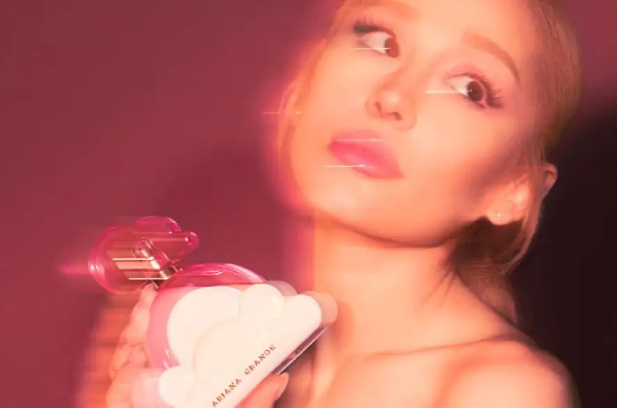 Mraky ustupujú, keď Ariana Grande debutuje so svojou najnovšiou vôňou, Cloud Pink