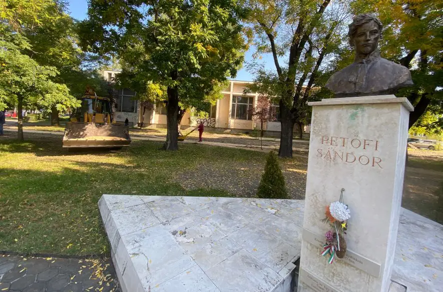 V Komárne revitalizujú park pri Petőfiho soche