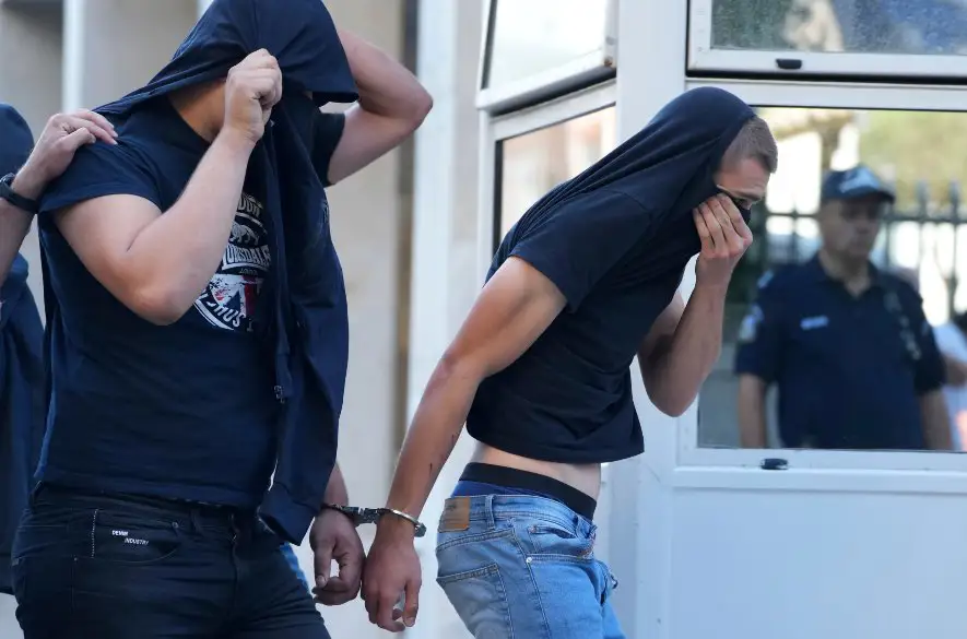 Pred aténskym súdom, kde vypovedali vypovedali obžalovaní fanúšici Dinama Záhreb vypukli potýčky