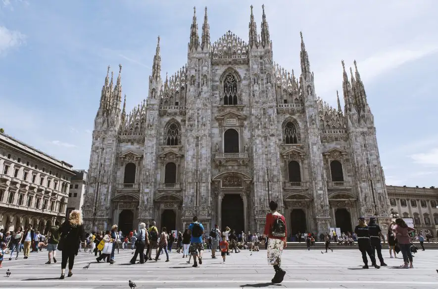Kabelky v hodnote 90.000 eur ukradli zlodeji z predajne luxusnej značky Hermes v talianskom meste Miláno