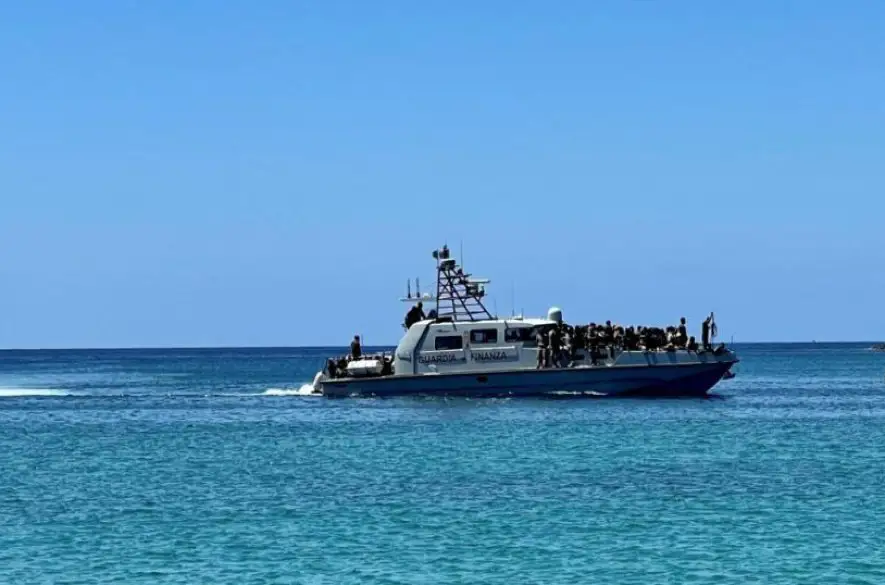 Po potopení lode pri talianskom Lampeduse zachránili 45 migrantov a utečencov