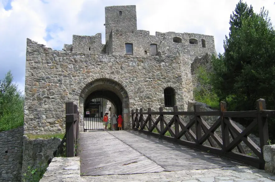Nočná prehliadka hradu Strečno predstaví život majiteľky Benigny Kiniži