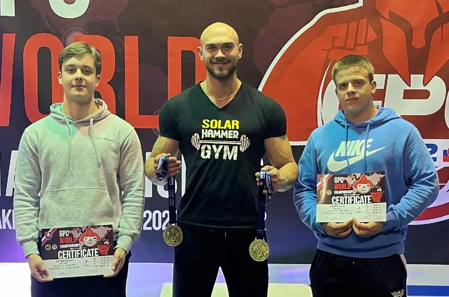 Dolaďte si formu so sexi trénerom, začať cvičiť môžete bez ohľadu na vek!