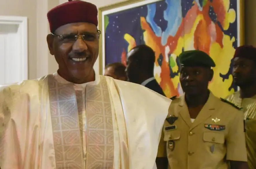 Pučisti v Nigeri chcú zvrhnutého prezidenta stíhať za velezradu