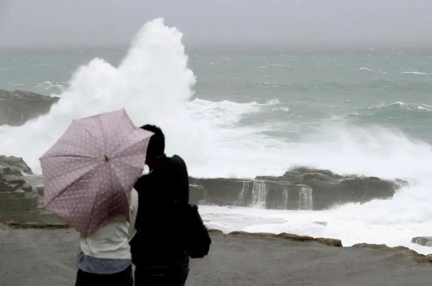 Japonský ostrov Honšu zasiahla tropická búrka, spôsobila záplavy a dopravné obmedzenia