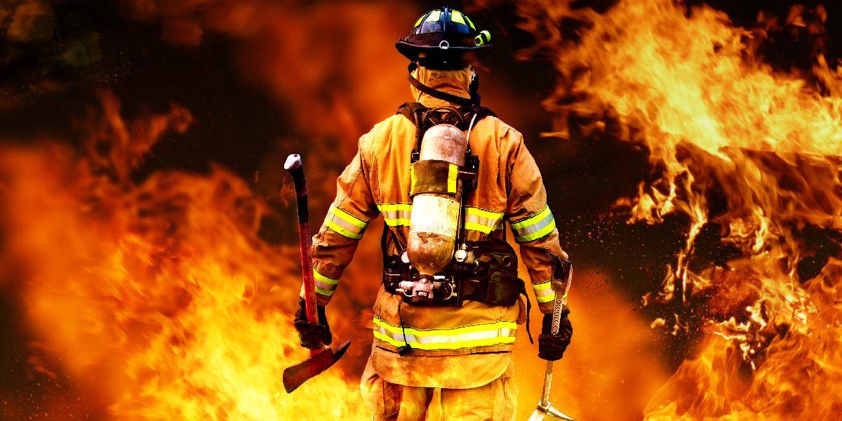 Pri požiari v bytovke uhorela žena