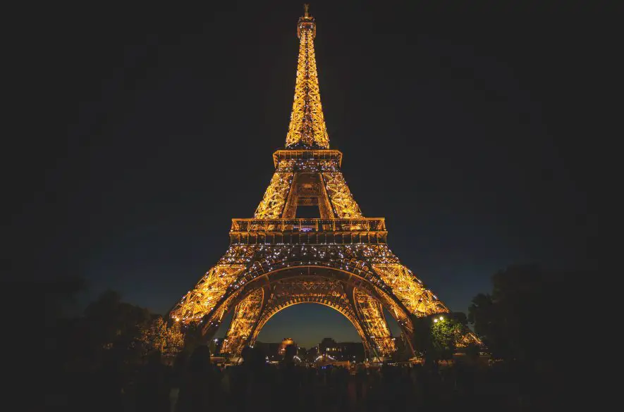 Eiffelova veža sa stala miestom spánku dvoch opitých turistov