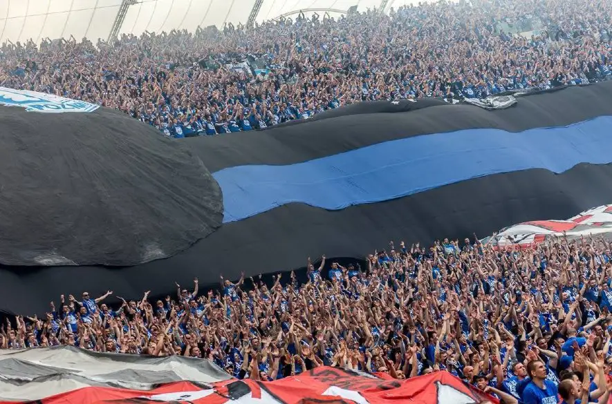 Polícia hlási v centre Bratislavy veľký počet poľských futbalových fanúšikov