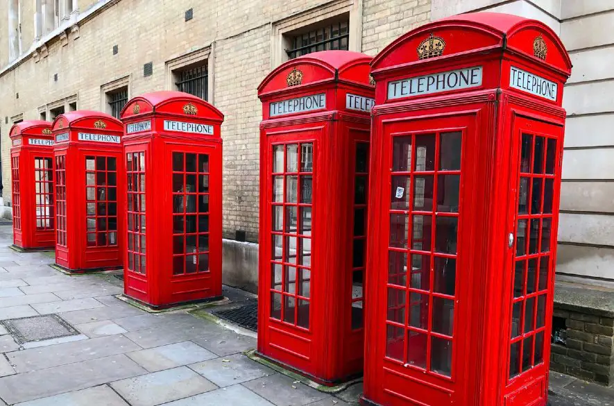 Británia ponúka na "adopciu" ikonické červené telefónne búdky