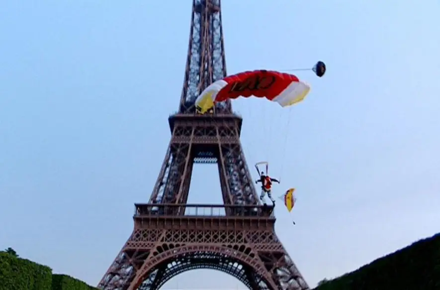 Muž zoskočil z Eiffelovej veže s padákom, zadržala ho polícia