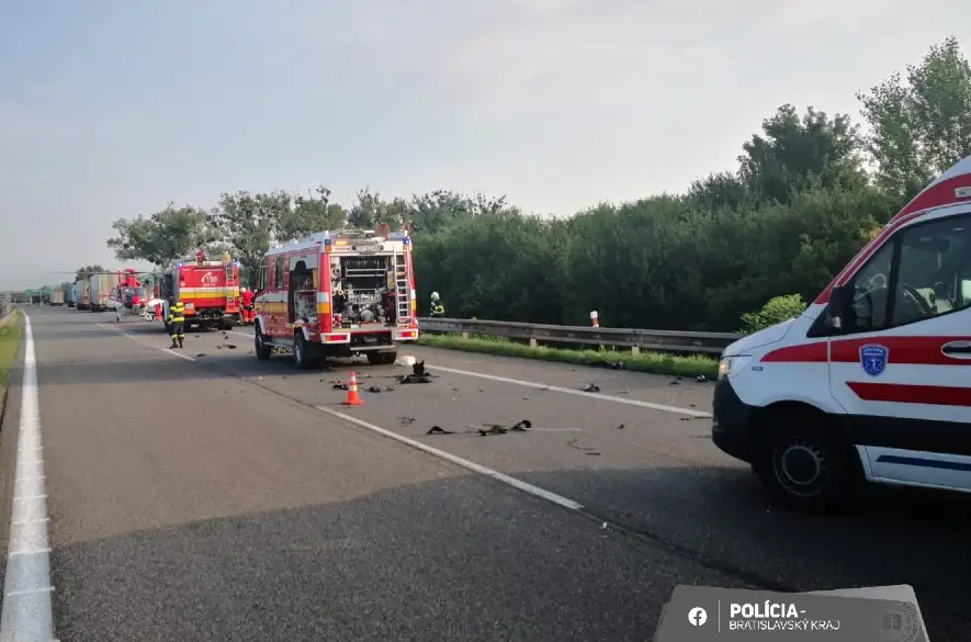 Polícia: Diaľnica D2 smerom do ČR je pre dopravnú nehodu uzavretá