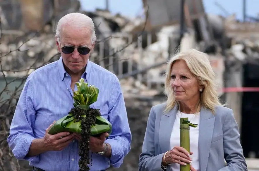Americký prezident Biden navštívil ničivými požiarmi postihnutý havajský ostrov Maui