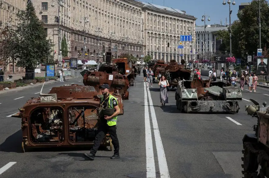 Ukrajina vystavila v centre Kyjeva zničené ruské tanky