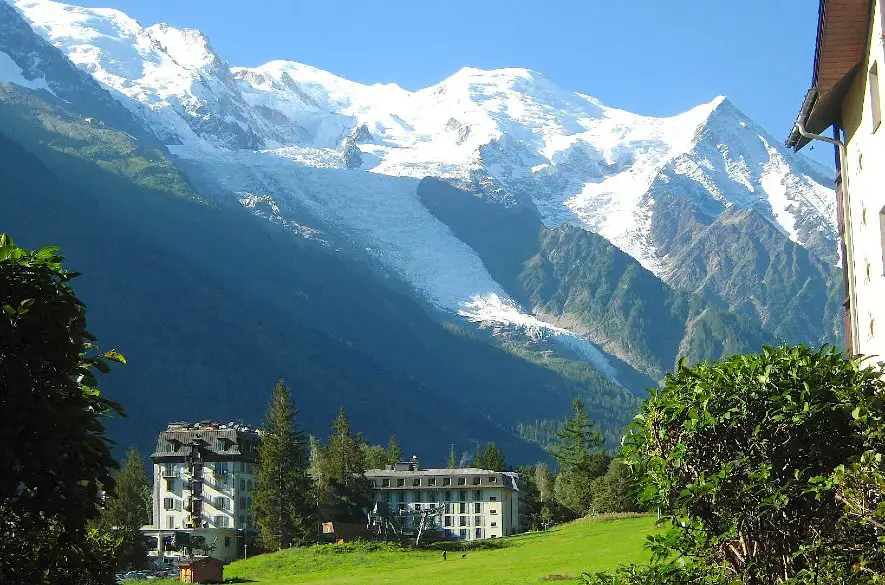 Úrady vo Francúzsku  odporúčajú horolezcom  odložiť výstup na Mont Blanc