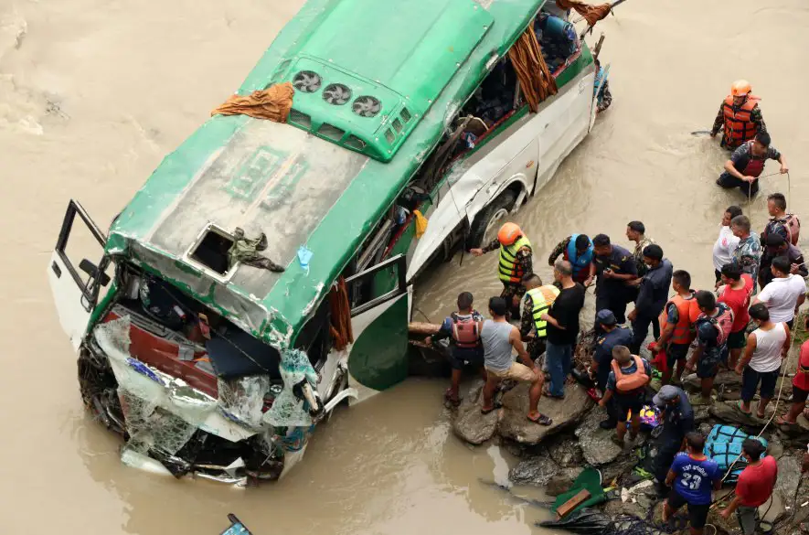 V Nepále sa zrútil autobus do rieky, hlásia najmenej osem obetí